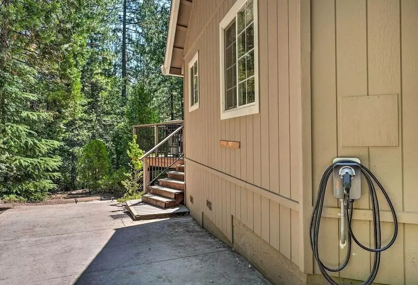 1 Mi To Jenkinson Lake: Apples Chalet W/ Deck