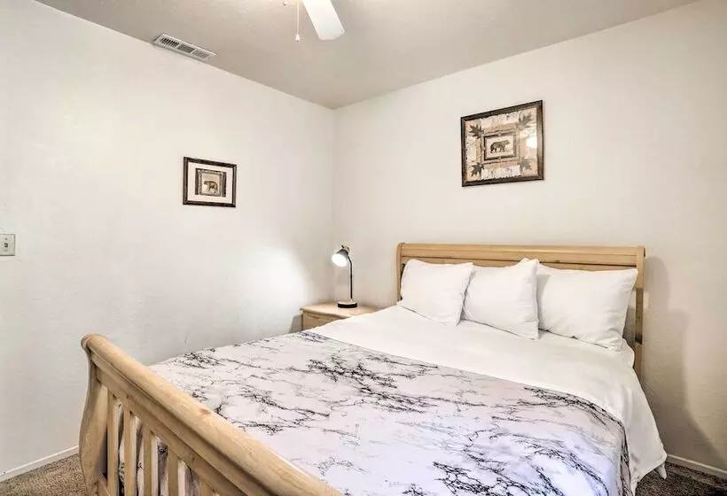 Hot Tub & Deck: Big Bear Gem Near Resorts!