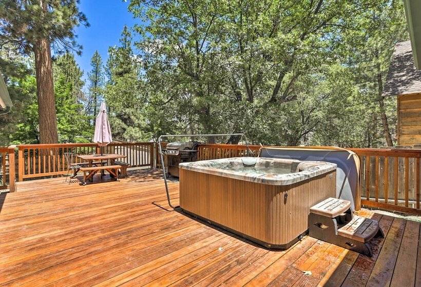 Hot Tub & Deck: Big Bear Gem Near Resorts!