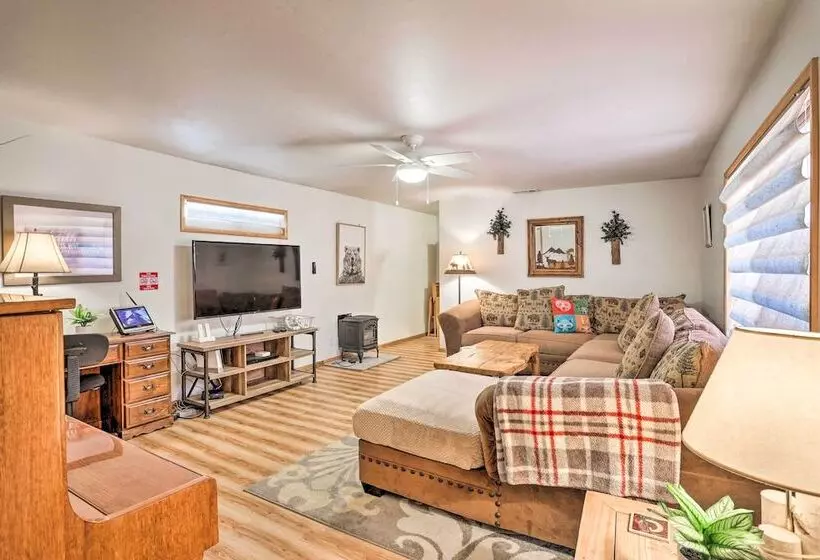 Hot Tub & Deck: Big Bear Gem Near Resorts!