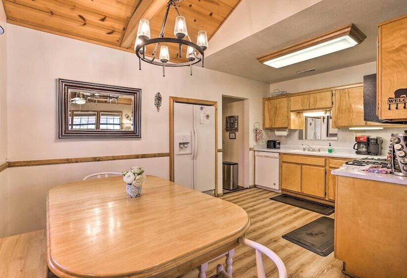 Hot Tub & Deck: Big Bear Gem Near Resorts!