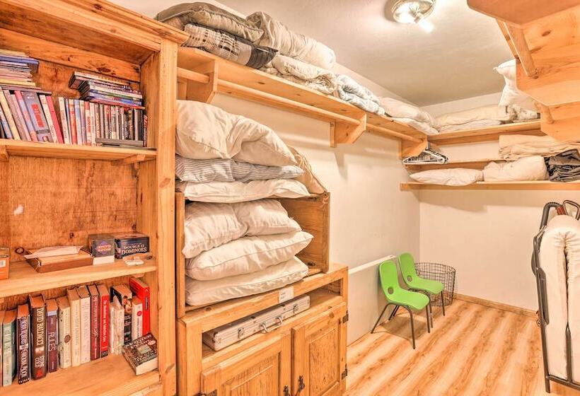 Hot Tub & Deck: Big Bear Gem Near Resorts!