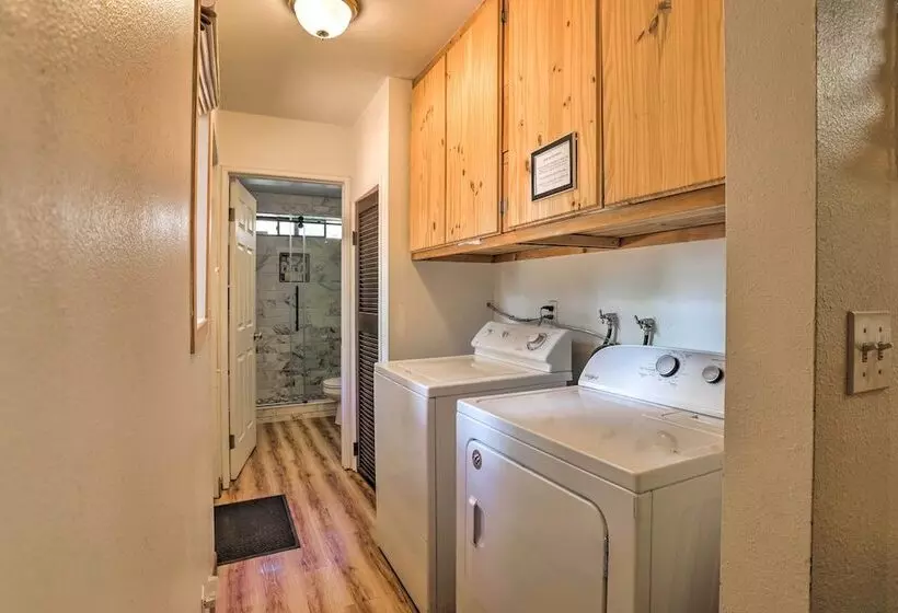 Hot Tub & Deck: Big Bear Gem Near Resorts!