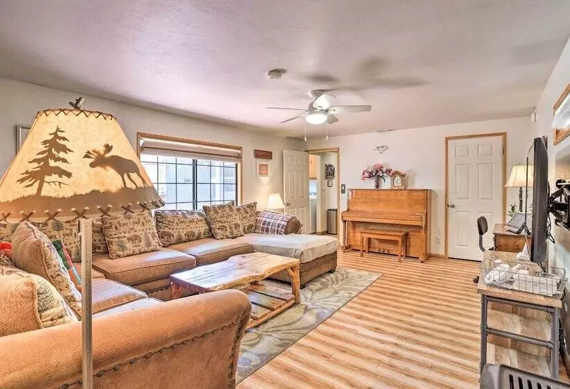 Hot Tub & Deck: Big Bear Gem Near Resorts!