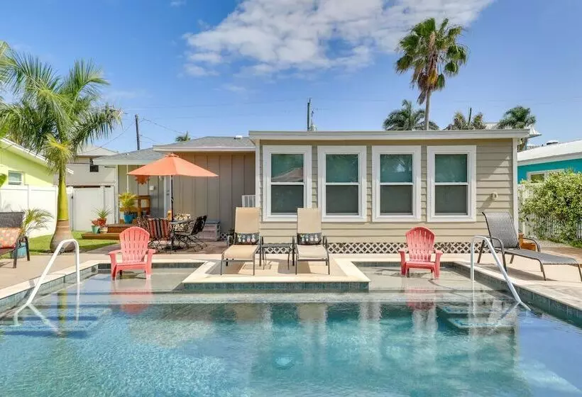 Bradenton Beach Home W/ Outdoor Bar & Heated Pool!