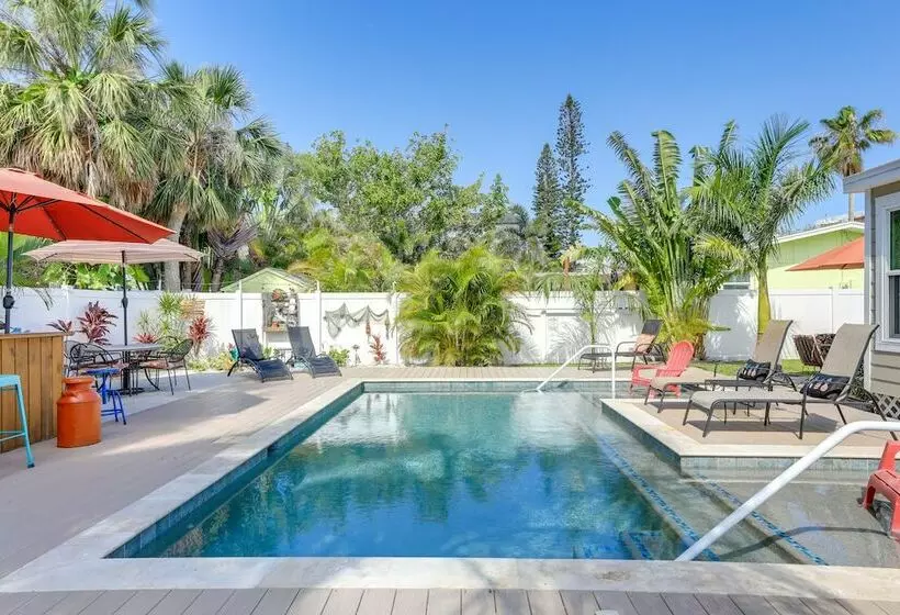 Bradenton Beach Home W/ Outdoor Bar & Heated Pool!
