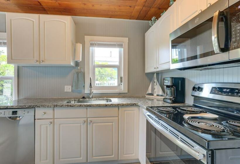 Bradenton Beach Home W/ Outdoor Bar & Heated Pool!