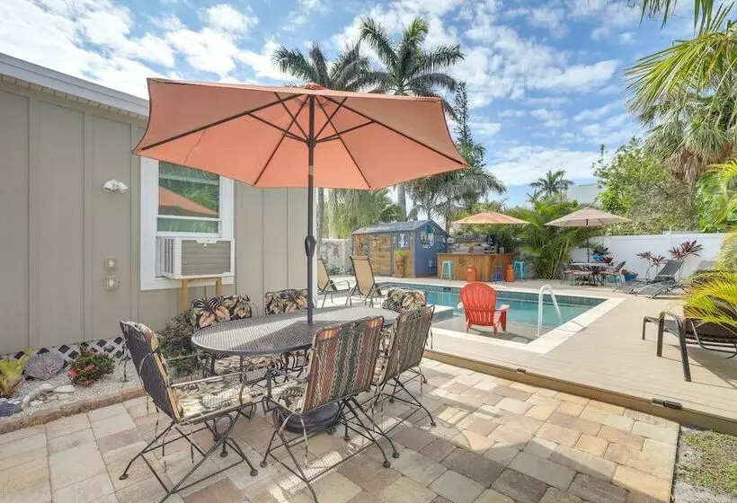 Bradenton Beach Home W/ Outdoor Bar & Heated Pool!