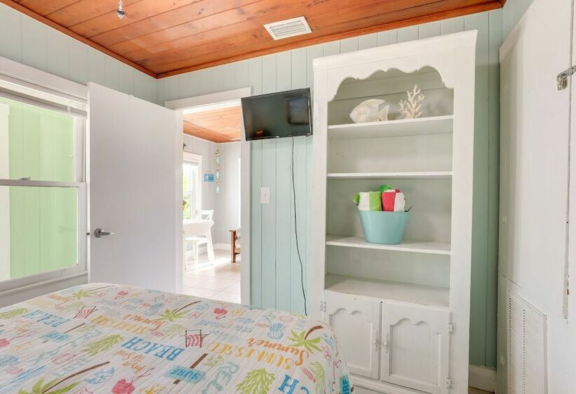 Bradenton Beach Home W/ Outdoor Bar & Heated Pool!