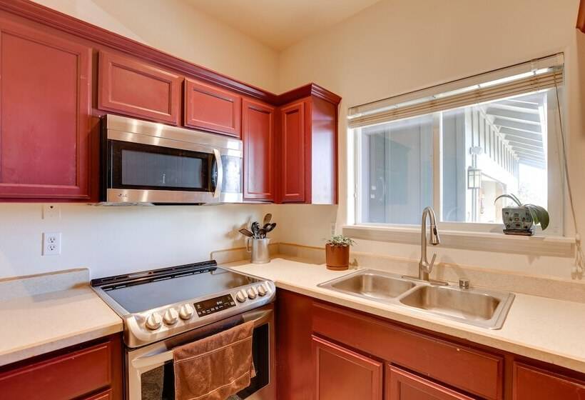 Bright Bend Home W/ Patio < 3 Mi To Downtown!