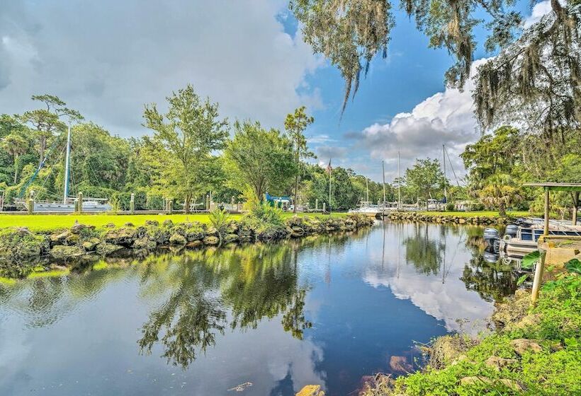 Central Yankeetown Hideaway: Walk To Water!