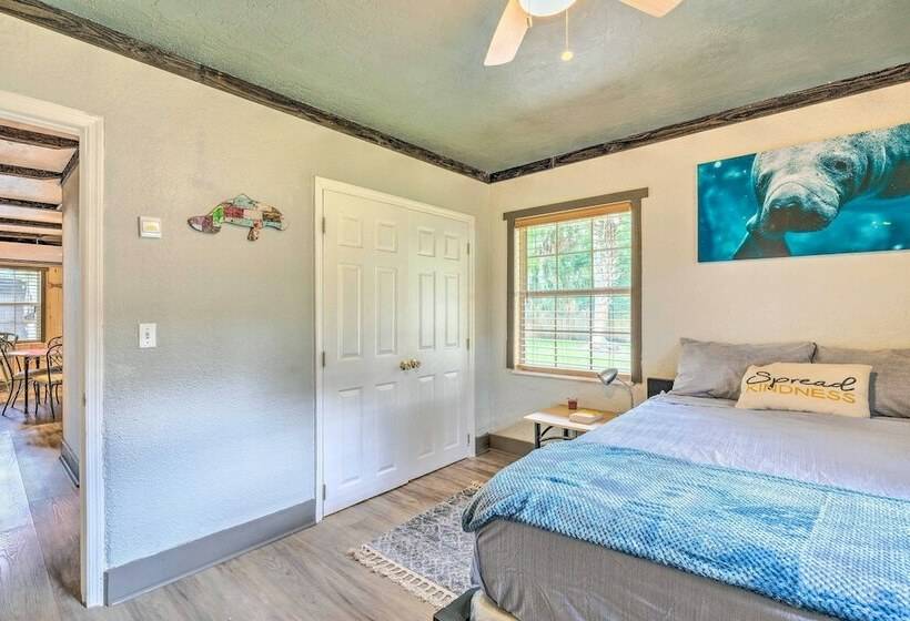 Central Yankeetown Hideaway: Walk To Water!