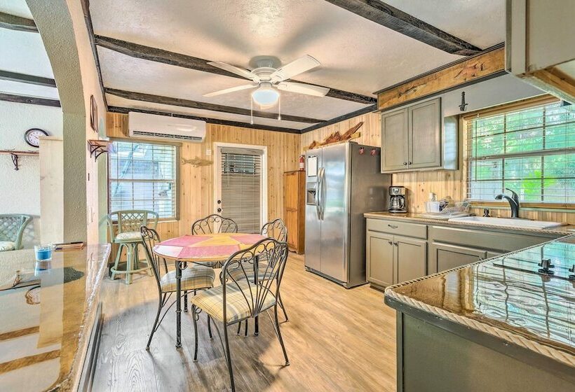 Central Yankeetown Hideaway: Walk To Water!