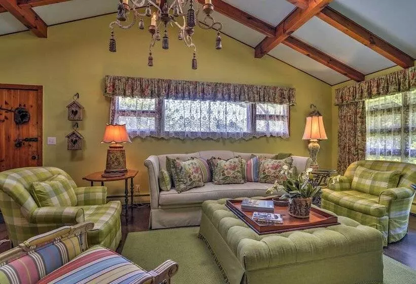 Charming Blue Ridge Cottage W/ Stunning Views!