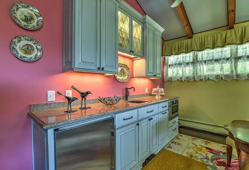 Charming Blue Ridge Cottage W/ Stunning Views!