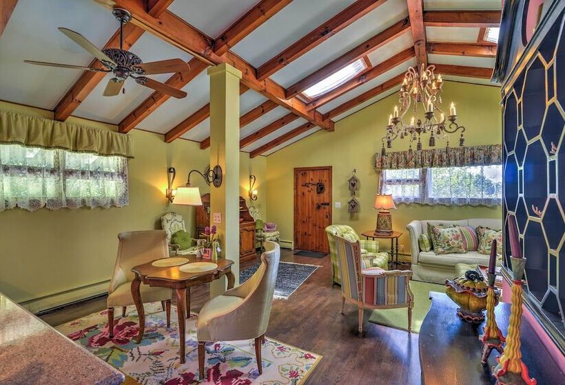 Charming Blue Ridge Cottage W/ Stunning Views!