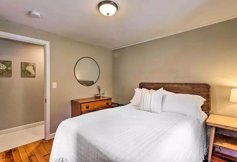 Walk To Monument Beach: Cape Cod Cottage W/ Grill