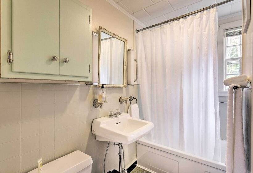 Walk To Monument Beach: Cape Cod Cottage W/ Grill