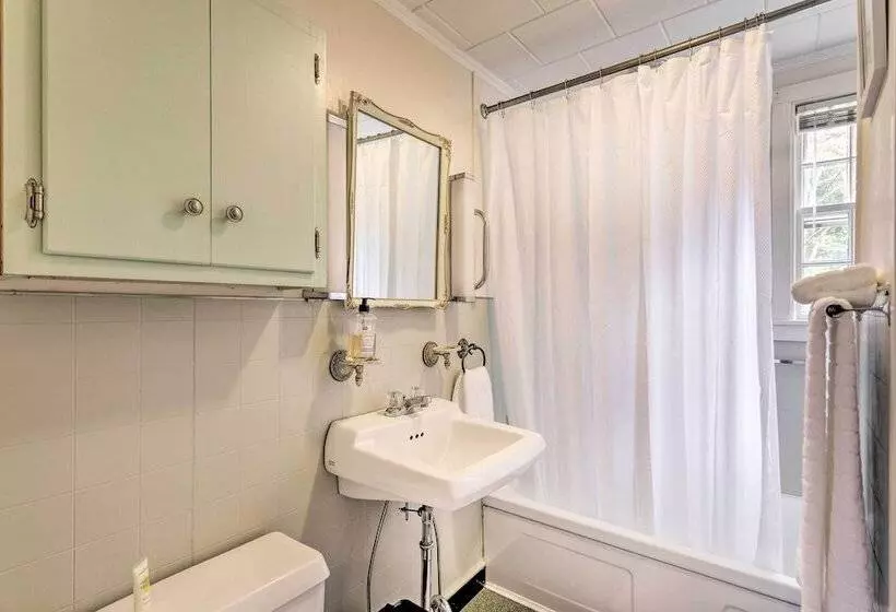 Walk To Monument Beach: Cape Cod Cottage W/ Grill