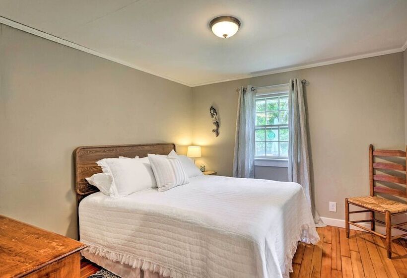 Walk To Monument Beach: Cape Cod Cottage W/ Grill