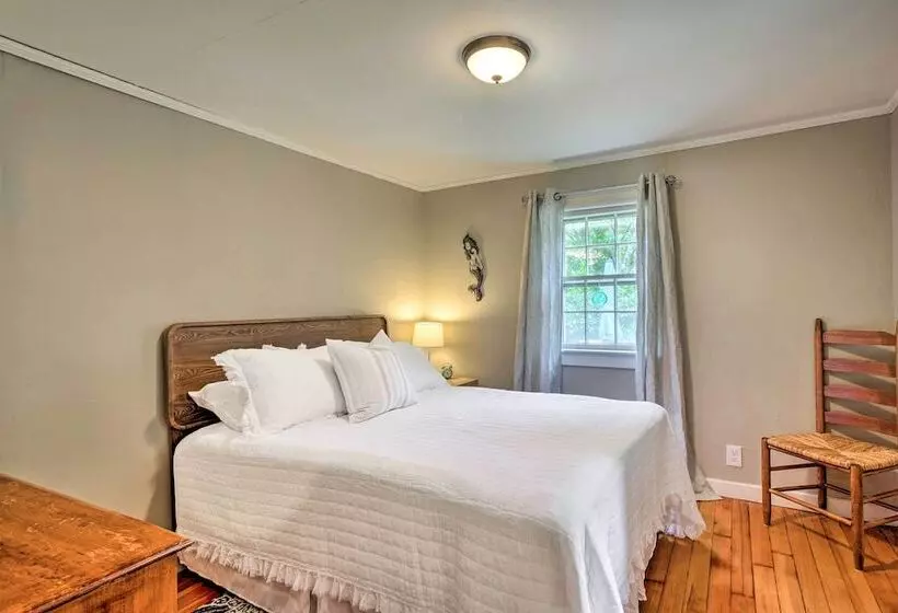 Walk To Monument Beach: Cape Cod Cottage W/ Grill