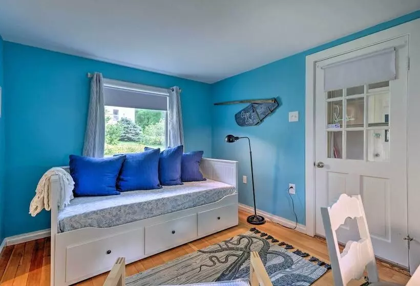 Walk To Monument Beach: Cape Cod Cottage W/ Grill