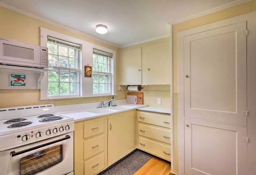 Walk To Monument Beach: Cape Cod Cottage W/ Grill