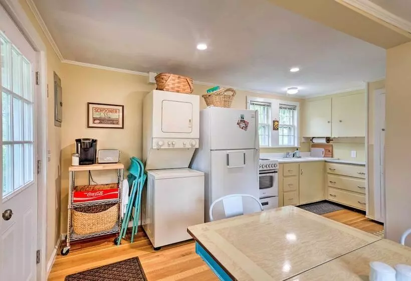 Walk To Monument Beach: Cape Cod Cottage W/ Grill