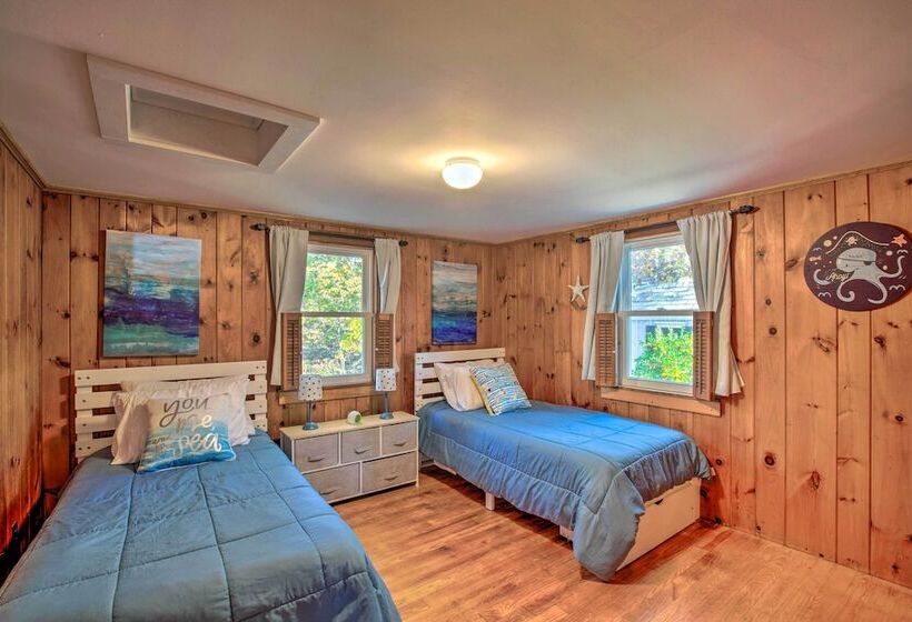 Cape Cod Cottage: Deck, Grill & Kayaks, Near Beach