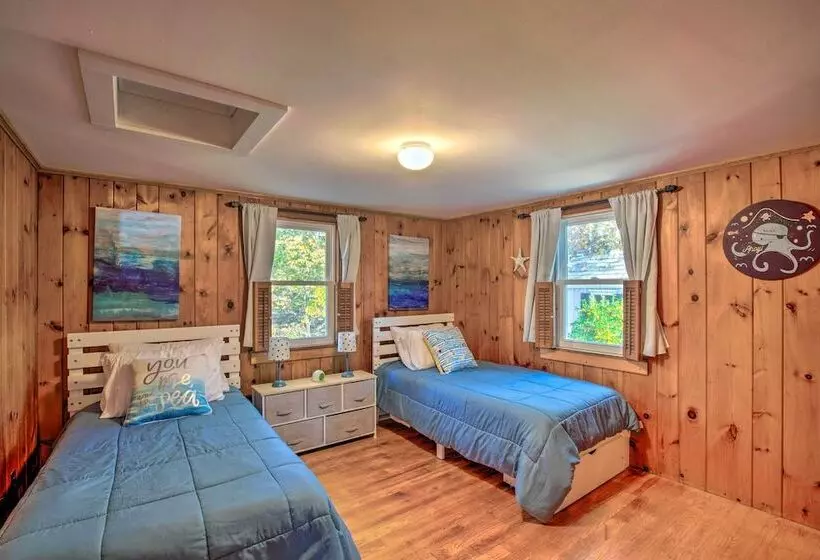 Cape Cod Cottage: Deck, Grill & Kayaks, Near Beach