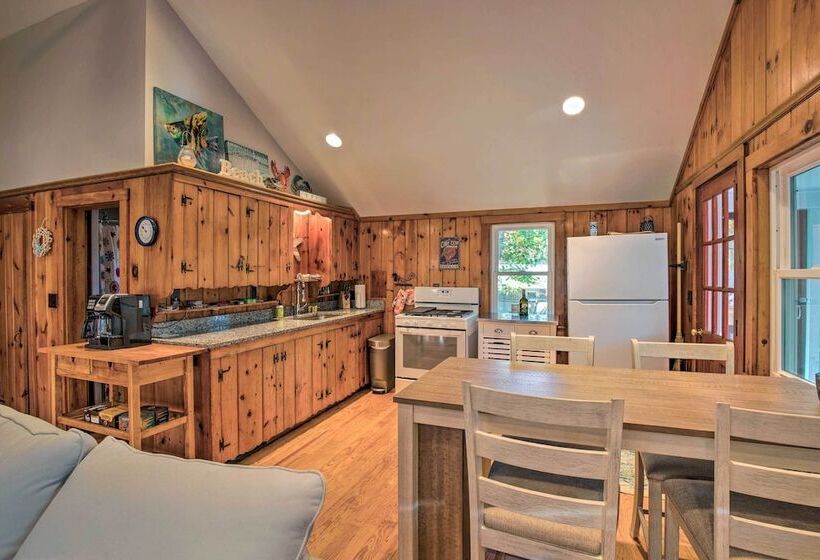 Cape Cod Cottage: Deck, Grill & Kayaks, Near Beach