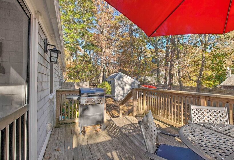 Cape Cod Cottage: Deck, Grill & Kayaks, Near Beach