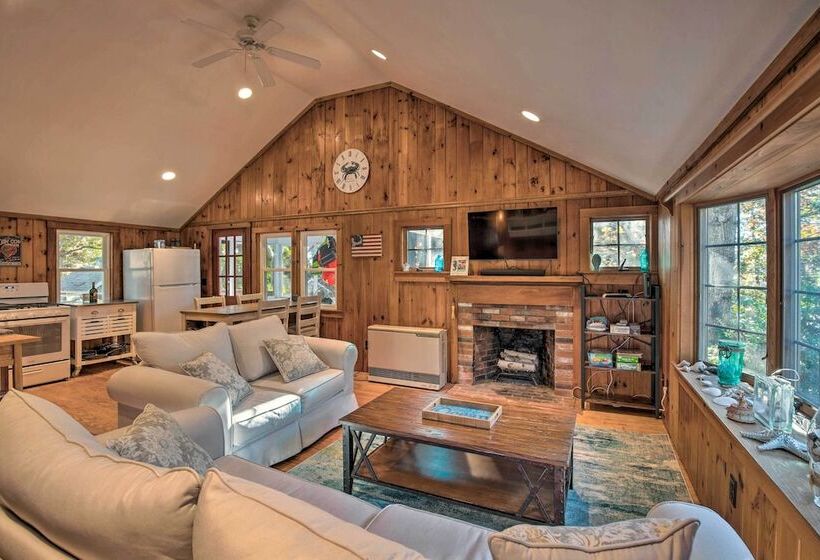 Cape Cod Cottage: Deck, Grill & Kayaks, Near Beach