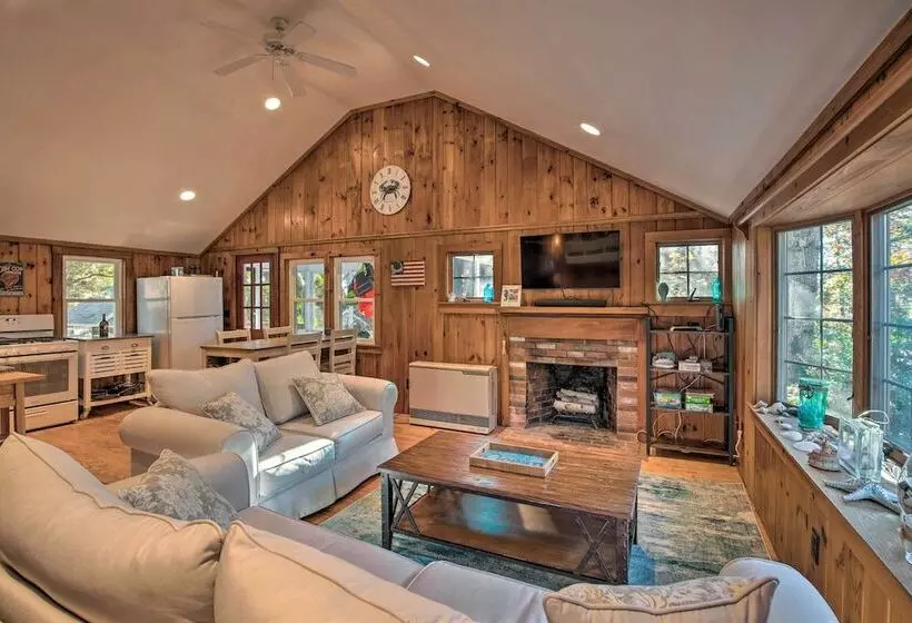Cape Cod Cottage: Deck, Grill & Kayaks, Near Beach