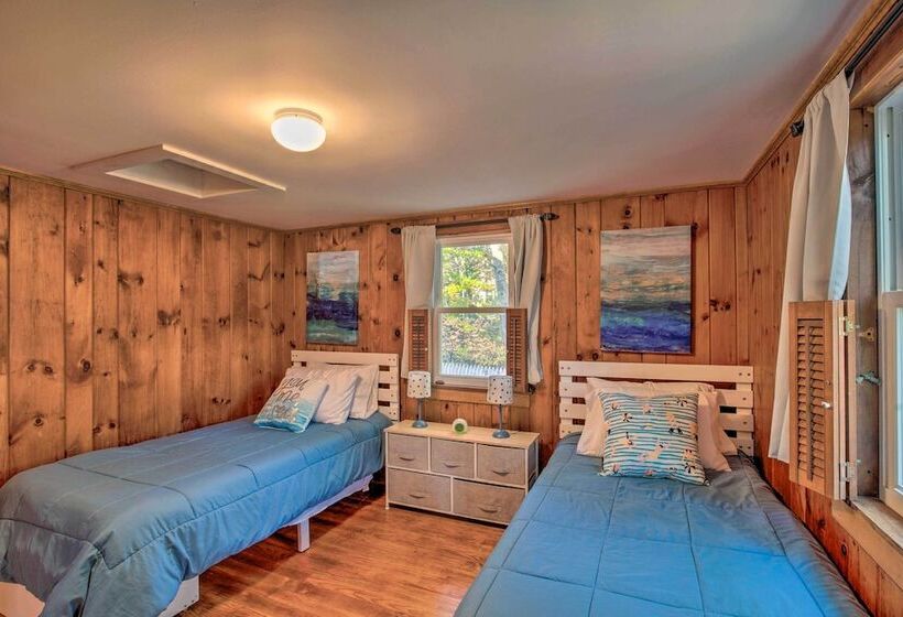 Cape Cod Cottage: Deck, Grill & Kayaks, Near Beach