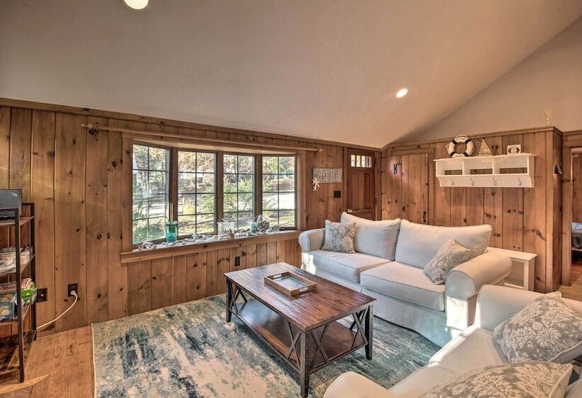 Cape Cod Cottage: Deck, Grill & Kayaks, Near Beach