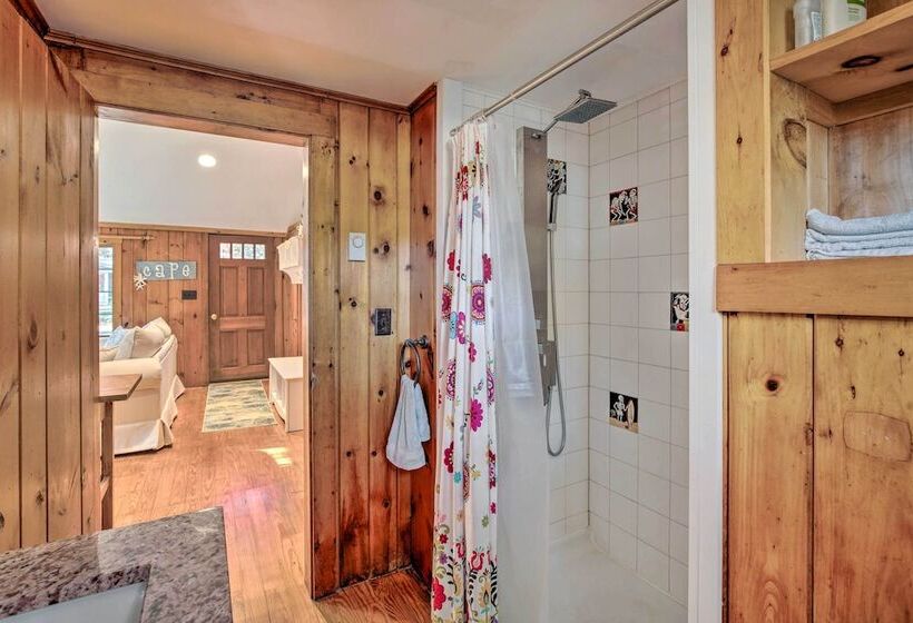 Cape Cod Cottage: Deck, Grill & Kayaks, Near Beach