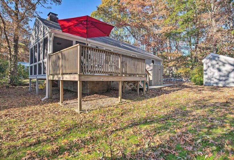 Cape Cod Cottage: Deck, Grill & Kayaks, Near Beach