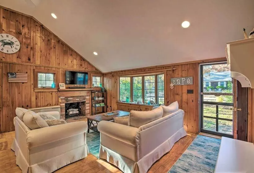 Cape Cod Cottage: Deck, Grill & Kayaks, Near Beach