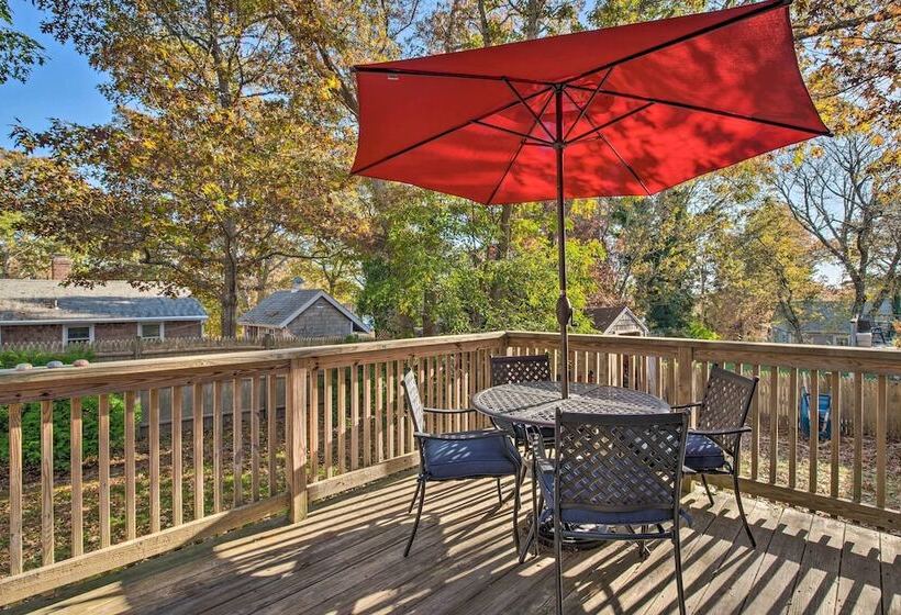 Cape Cod Cottage: Deck, Grill & Kayaks, Near Beach