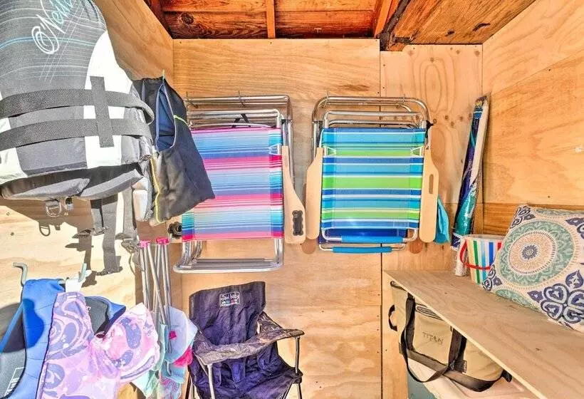 Cozy Coastal Cottage: 5 Mi To Narragansett Beach!