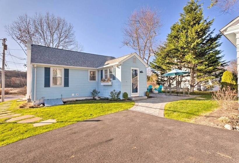 Cozy Coastal Cottage: 5 Mi To Narragansett Beach!