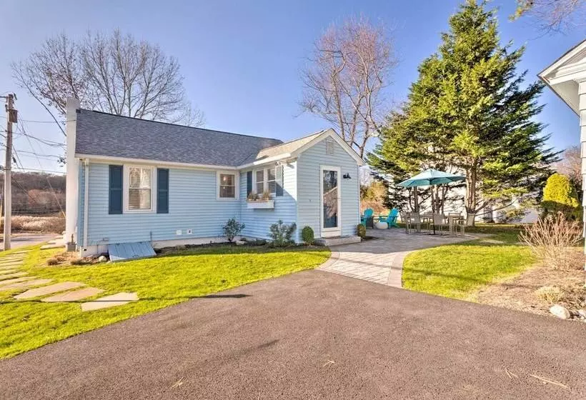 Cozy Coastal Cottage: 5 Mi To Narragansett Beach!