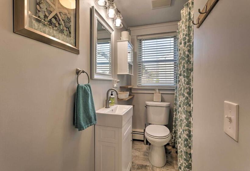 Cozy Coastal Cottage: 5 Mi To Narragansett Beach!