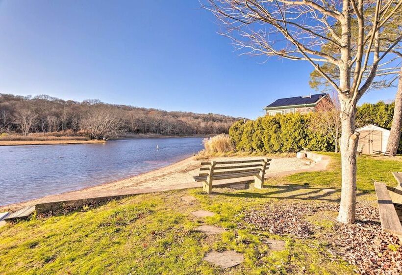 Cozy Coastal Cottage: 5 Mi To Narragansett Beach!