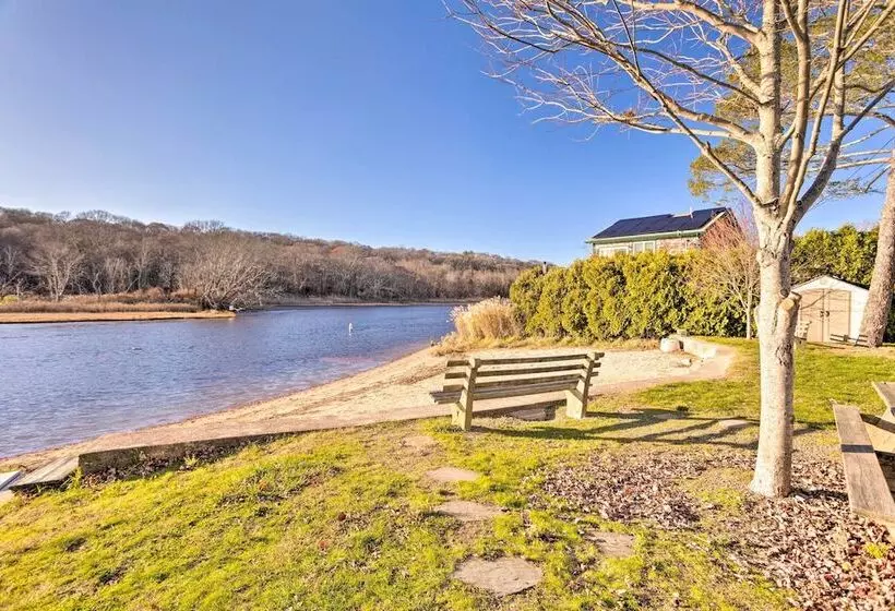 Cozy Coastal Cottage: 5 Mi To Narragansett Beach!