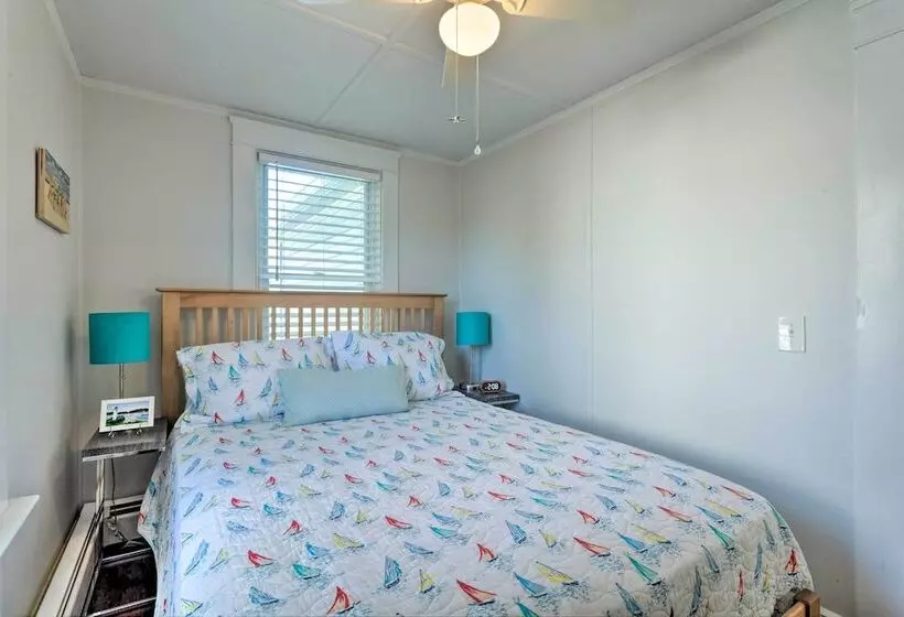 Cozy Coastal Cottage: 5 Mi To Narragansett Beach!