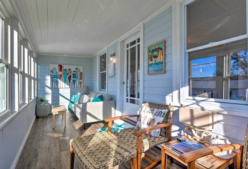 Cozy Coastal Cottage: 5 Mi To Narragansett Beach!