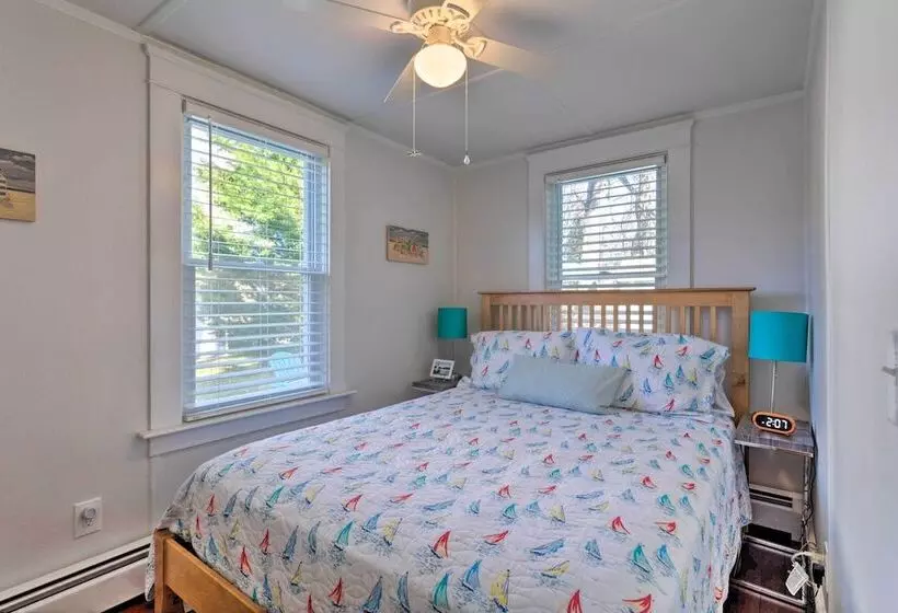 Cozy Coastal Cottage: 5 Mi To Narragansett Beach!