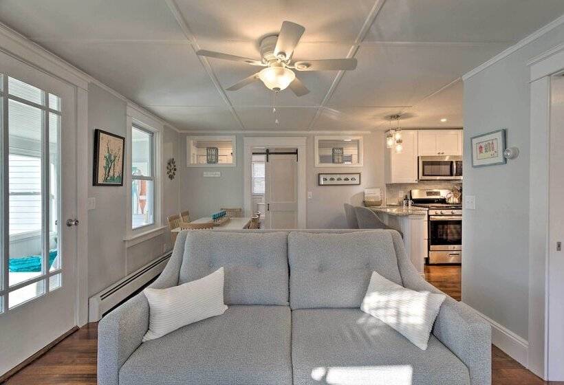 Cozy Coastal Cottage: 5 Mi To Narragansett Beach!